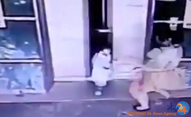 روش عجیب این پدر و مادر برای نجات فرزندانشان (فیلم و تصاویر)