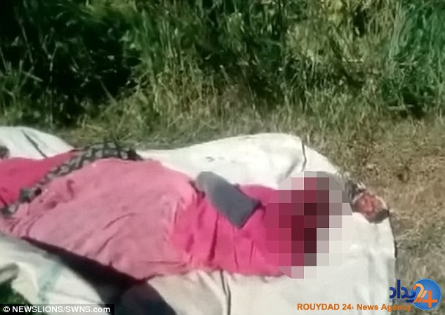 این مرد با سر بریده زن خیانتکار خود به اداره پلیس رفت (تصاویر 18+) این مرد با سر بریده زن خیانتکار خود به اداره پلیس رفت (تصاویر 18+)