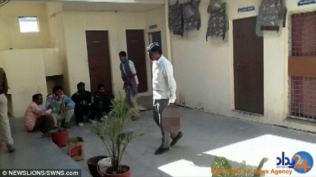 این مرد با سر بریده زن خیانتکار خود به اداره پلیس رفت (تصاویر 18+) این مرد با سر بریده زن خیانتکار خود به اداره پلیس رفت (تصاویر 18+)