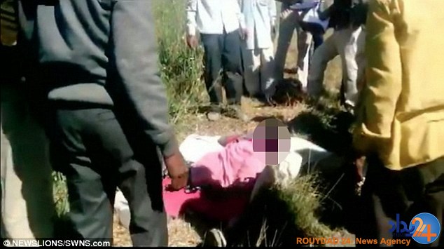 این مرد با سر بریده زن خیانتکار خود به اداره پلیس رفت (تصاویر 18+) این مرد با سر بریده زن خیانتکار خود به اداره پلیس رفت (تصاویر 18+)