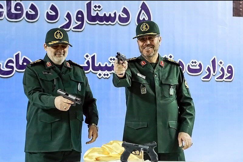 شوخی غیرحرفهای وزیر دفاع (تصویر) شوخی غیرحرفهای وزیر دفاع (تصویر)