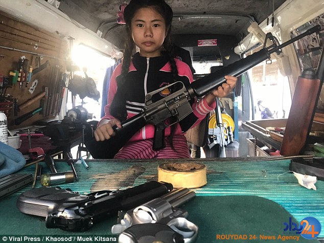 آموزش بازو بسته کردن اسلحه توسط دختر 12 ساله به مأموران پلیس (فیلم و تصاویر)