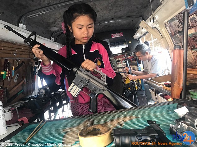 آموزش بازو بسته کردن اسلحه توسط دختر 12 ساله به مأموران پلیس (فیلم و تصاویر)