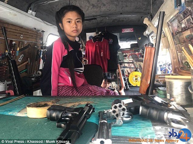 آموزش بازو بسته کردن اسلحه توسط دختر 12 ساله به مأموران پلیس (فیلم و تصاویر)
