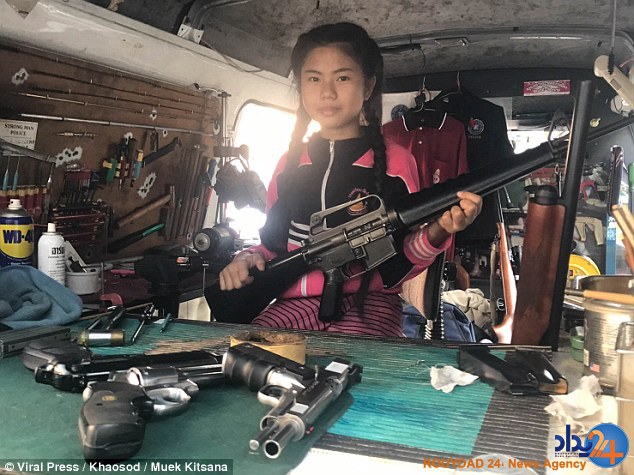 آموزش بازو بسته کردن اسلحه توسط دختر 12 ساله به مأموران پلیس (فیلم و تصاویر)