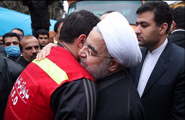 گریه آتش نشان در آغوش روحانی (تصاویر) گریه آتش نشان در آغوش روحانی (تصاویر)