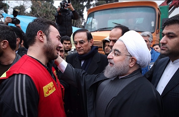 گریه آتش نشان در آغوش روحانی (تصاویر) گریه آتش نشان در آغوش روحانی (تصاویر)