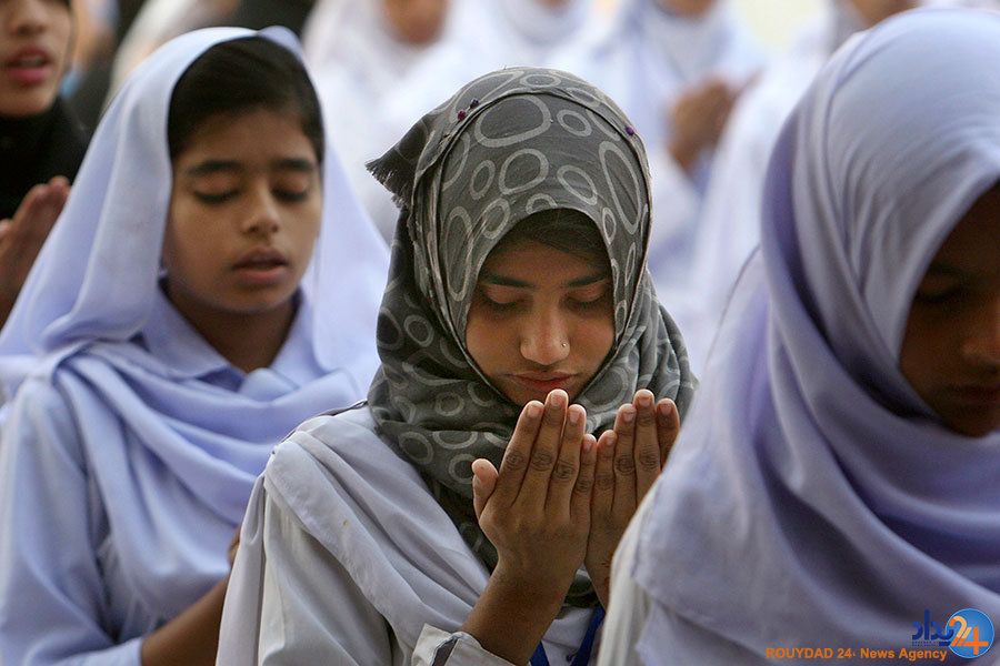 از رقص هندوها برای خدایان در هند تا دعا برای قربانیان بمبگذاری در پاکستان