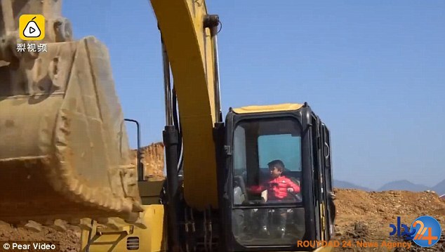 پسر 4 ساله راننده بیل مکانیکی شد (فیلم و تصاویر)