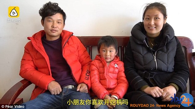 پسر 4 ساله راننده بیل مکانیکی شد (فیلم و تصاویر)