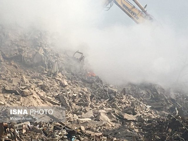 انتقال آوارهای پلاسکو به سکوی هرندی/آتش بنای تسلیم ندارد (تصاویر)