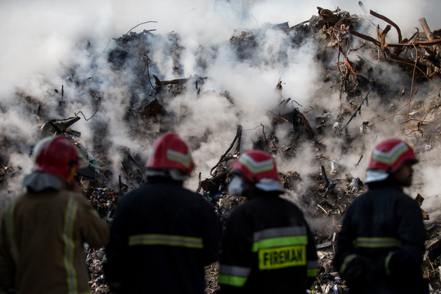 پلاسکو غرق در برف/ ادامه نبرد مردان آب و آتش در میان آوارها پلاسکو غرق در برف/ ادامه نبرد مردان آب و آتش در میان آوارها