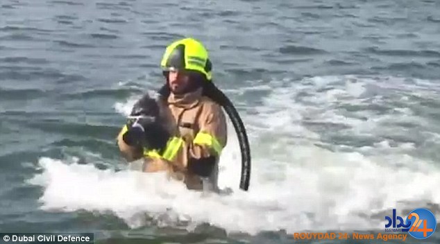 آتشنشانان دبی به چت پک مجهز شدند (تصاویر) آتشنشانان دبی به چت پک مجهز شدند (تصاویر)