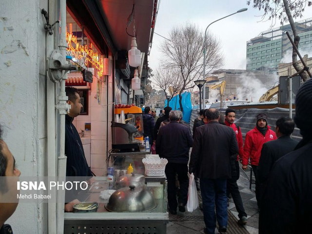 مطلع بودن مالک پلاسکو نسبت به مشکلات ایمنی/ ارائه تسهیلات حمایتی به کسبه و کارگران (تصاویر) مطلع بودن مالک پلاسکو نسبت به مشکلات ایمنی/ ارائه تسهیلات حمایتی به کسبه و کارگران (تصاویر)