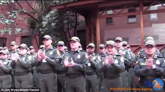 مراسم رسمی بازنشستگی سگ بمبیاب کلمبیایی (تصاویر) مراسم رسمی بازنشستگی سگ بمبیاب کلمبیایی (تصاویر)