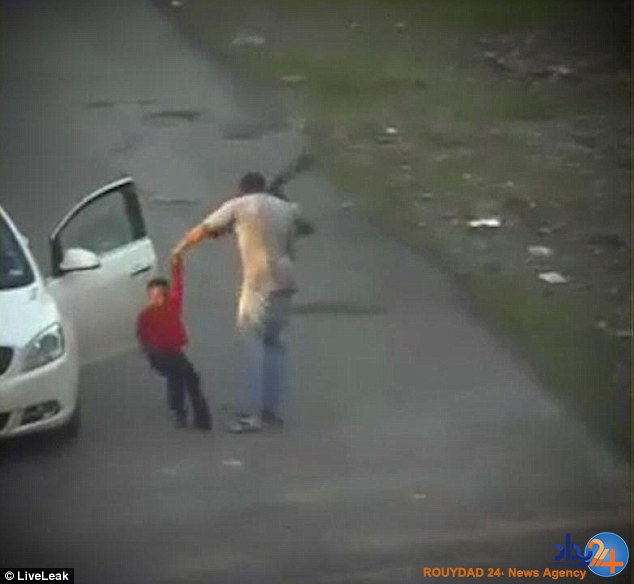 62 ضربه شلاق برای کودکی که شارژر موبایل را برداشته بود (فیلم و تصاویر) 62 ضربه شلاق برای کودکی که شارژر موبایل را برداشته بود (فیلم و تصاویر)