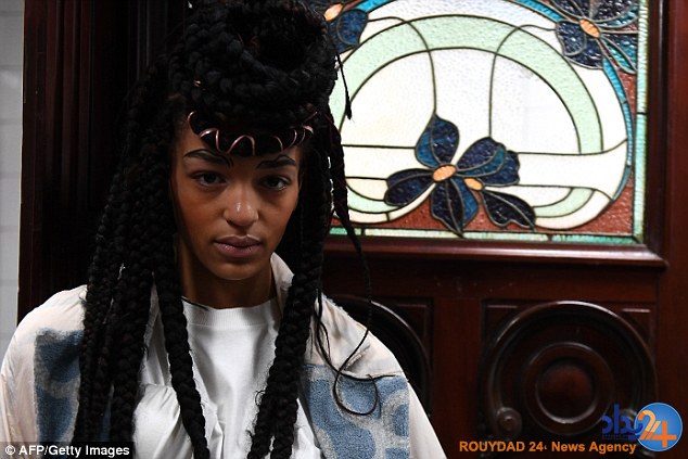 برگزاری نمایش مد پاریس در توالت عمومی (تصاویر)