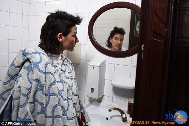 برگزاری نمایش مد پاریس در توالت عمومی (تصاویر)