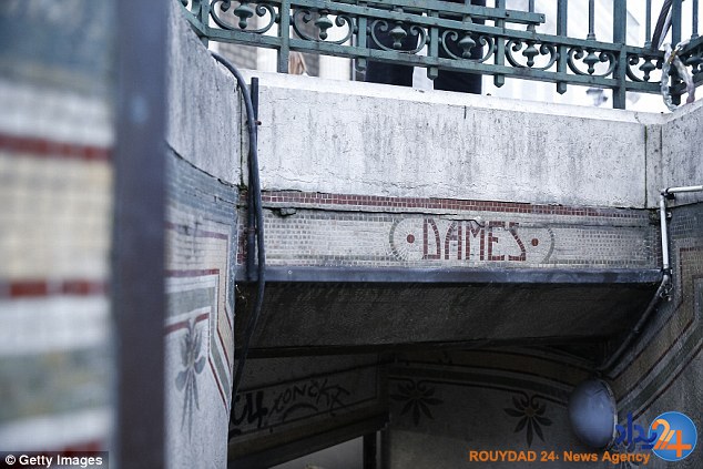 برگزاری نمایش مد پاریس در توالت عمومی (تصاویر)