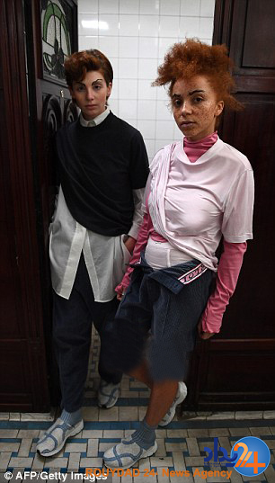 برگزاری نمایش مد پاریس در توالت عمومی (تصاویر)