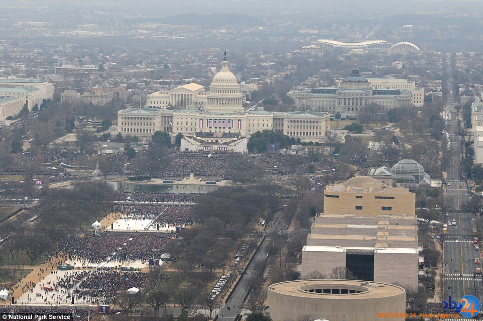 انتشار تصاویر رسمی مراسم تحلیف ترامپ و اوباما برای رد اتهام زنی ترامپ به رسانه‌ها