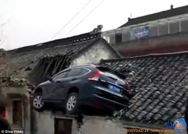 پرواز هوندا به روی بام خانه‌ای در چین (فیلم و تصاویر)