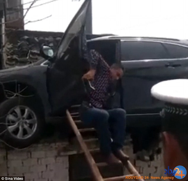 پرواز هوندا به روی بام خانه‌ای در چین (فیلم و تصاویر)