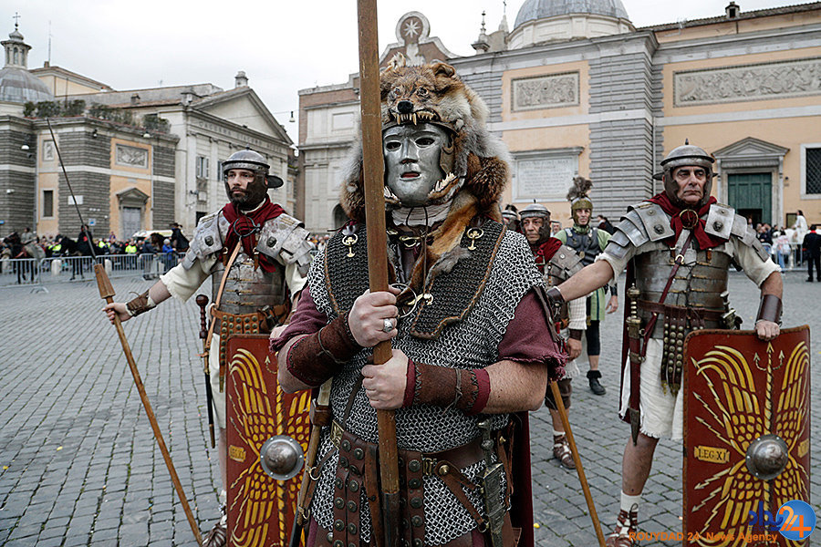 تضاد مردم جهان در کارناوال و صف ثبت نام برای غذا (تصاویر) تضاد مردم جهان در کارناوال و صف ثبت نام برای غذا (تصاویر)