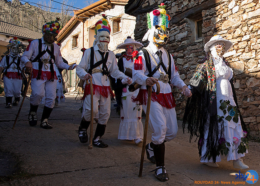 تضاد مردم جهان در کارناوال و صف ثبت نام برای غذا (تصاویر) تضاد مردم جهان در کارناوال و صف ثبت نام برای غذا (تصاویر)
