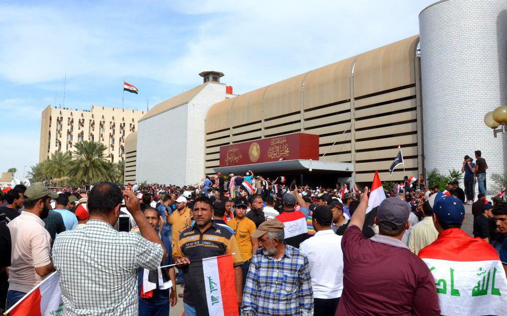 یورش هواداران مقتدی صدر به منطقه خضراء و اشغال پارلمان عراق/ اعلام وضعیت فوق العاده در بغداد+تصاویر یورش هواداران مقتدی صدر به منطقه خضراء و اشغال پارلمان عراق/ اعلام وضعیت فوق العاده در بغداد+تصاویر