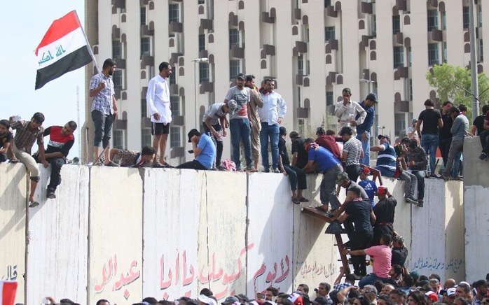 پارلمان عراق در اشغال معترضان (تصاویر) پارلمان عراق در اشغال معترضان (تصاویر)