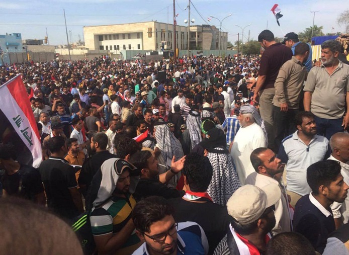 پارلمان عراق در اشغال معترضان (تصاویر) پارلمان عراق در اشغال معترضان (تصاویر)