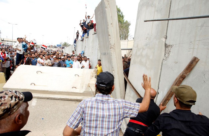پارلمان عراق در اشغال معترضان (تصاویر) پارلمان عراق در اشغال معترضان (تصاویر)