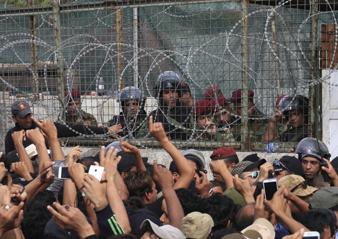 پارلمان عراق در اشغال معترضان (تصاویر) پارلمان عراق در اشغال معترضان (تصاویر)