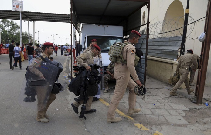 پارلمان عراق در اشغال معترضان (تصاویر) پارلمان عراق در اشغال معترضان (تصاویر)