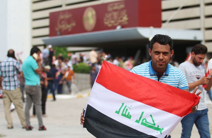 پارلمان عراق در اشغال معترضان (تصاویر) پارلمان عراق در اشغال معترضان (تصاویر)