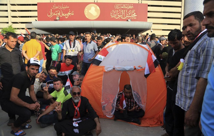 پارلمان عراق در اشغال معترضان (تصاویر) پارلمان عراق در اشغال معترضان (تصاویر)