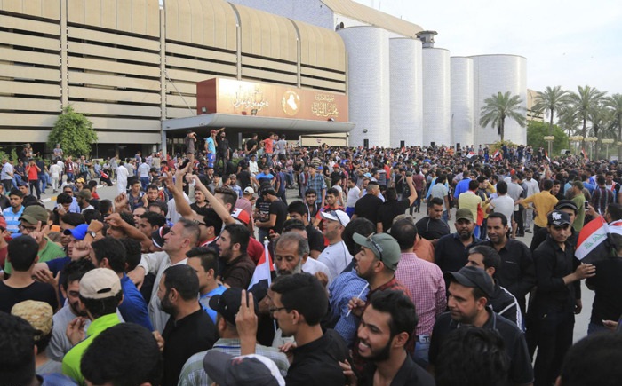 پارلمان عراق در اشغال معترضان (تصاویر) پارلمان عراق در اشغال معترضان (تصاویر)