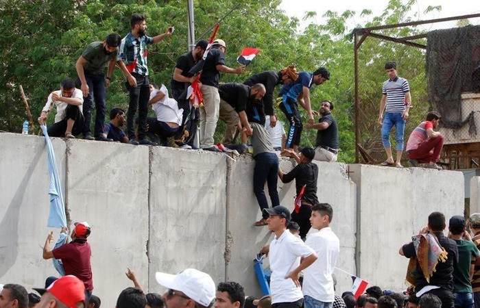 پارلمان عراق در اشغال معترضان (تصاویر) پارلمان عراق در اشغال معترضان (تصاویر)