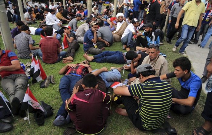 پارلمان عراق در اشغال معترضان (تصاویر) پارلمان عراق در اشغال معترضان (تصاویر)