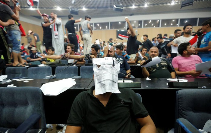 پارلمان عراق در اشغال معترضان (تصاویر) پارلمان عراق در اشغال معترضان (تصاویر)