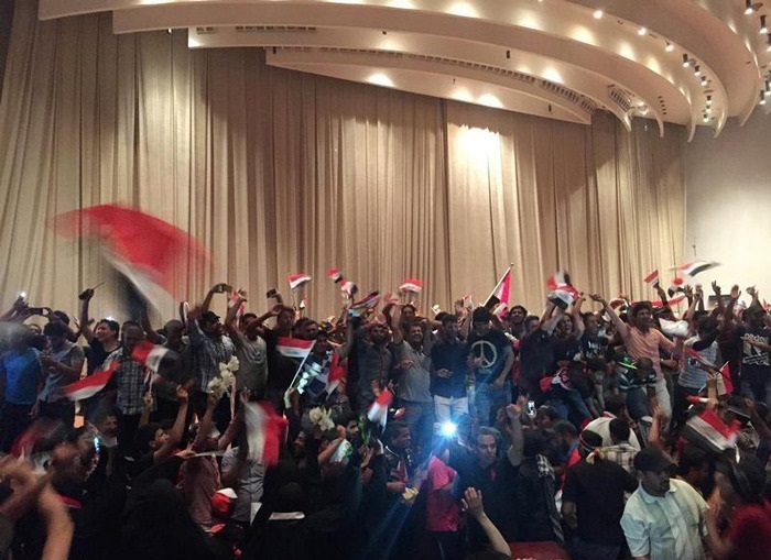 پارلمان عراق در اشغال معترضان (تصاویر) پارلمان عراق در اشغال معترضان (تصاویر)