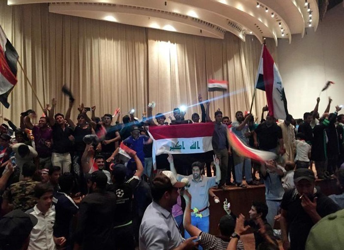 پارلمان عراق در اشغال معترضان (تصاویر) پارلمان عراق در اشغال معترضان (تصاویر)
