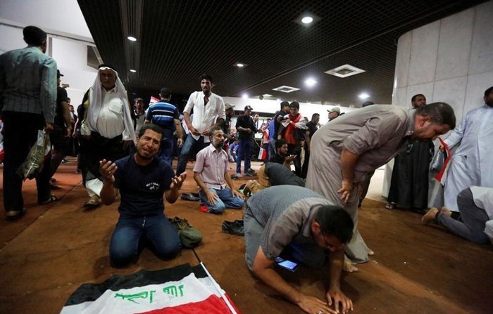 پارلمان عراق در اشغال معترضان (تصاویر) پارلمان عراق در اشغال معترضان (تصاویر)