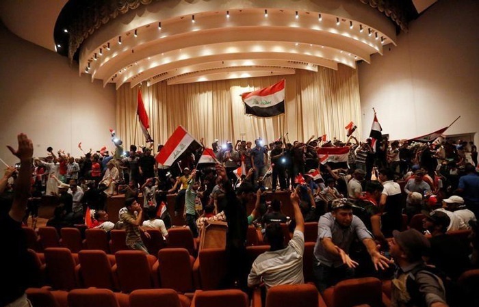 پارلمان عراق در اشغال معترضان (تصاویر) پارلمان عراق در اشغال معترضان (تصاویر)