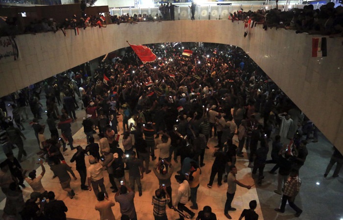 پارلمان عراق در اشغال معترضان (تصاویر) پارلمان عراق در اشغال معترضان (تصاویر)