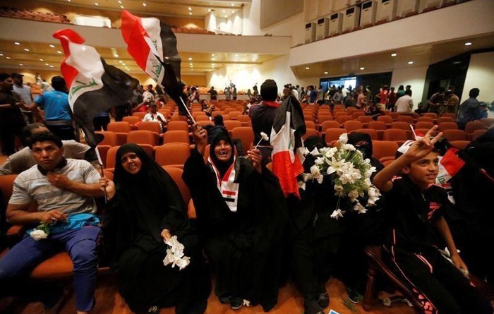 پارلمان عراق در اشغال معترضان (تصاویر) پارلمان عراق در اشغال معترضان (تصاویر)