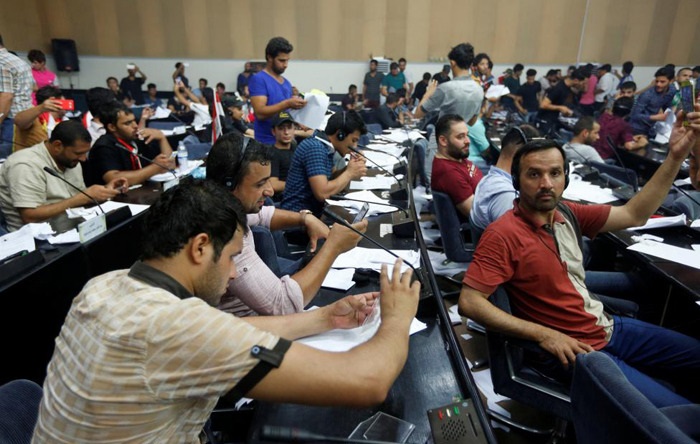 پارلمان عراق در اشغال معترضان (تصاویر) پارلمان عراق در اشغال معترضان (تصاویر)