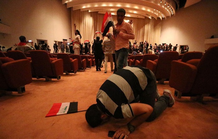 پارلمان عراق در اشغال معترضان (تصاویر) پارلمان عراق در اشغال معترضان (تصاویر)