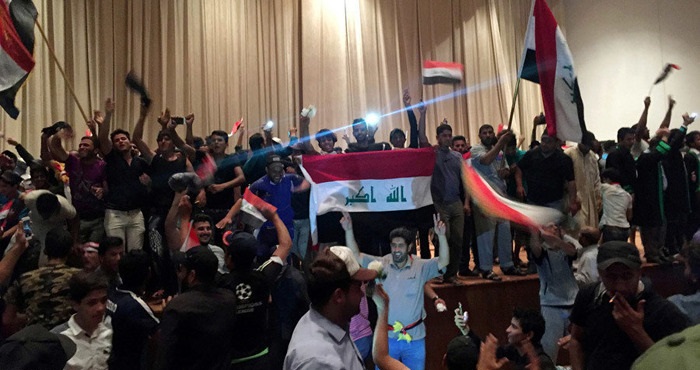 پارلمان عراق در اشغال معترضان (تصاویر) پارلمان عراق در اشغال معترضان (تصاویر)
